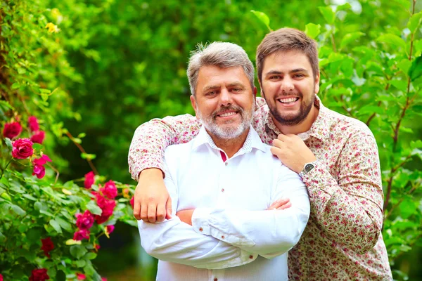 Retrato de pai e filho felizes, que são semelhantes na aparência — Fotografia de Stock