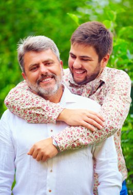 mutlu baba ve oğul, görünüşte benzer portresi