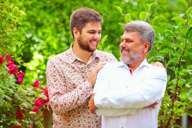 mutlu baba ve oğul, görünüşte benzer portresi