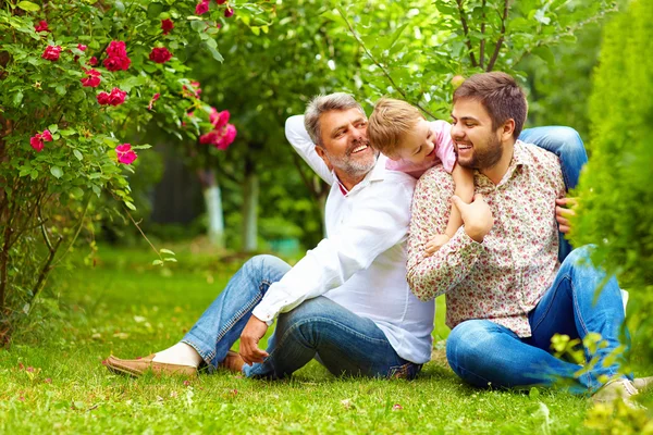 Portrait de papy heureux, père et fils dans le jardin de printemps — Photo