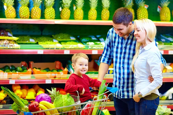 Gezonde voeding in supermarkt kopen en gelukkige familie — Stockfoto