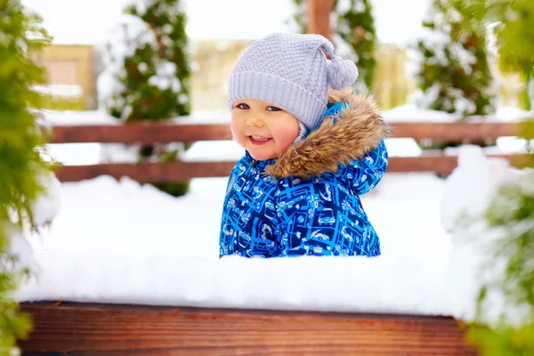 Roztomilý malý chlapeček na zimní procházku v parku — Stock fotografie