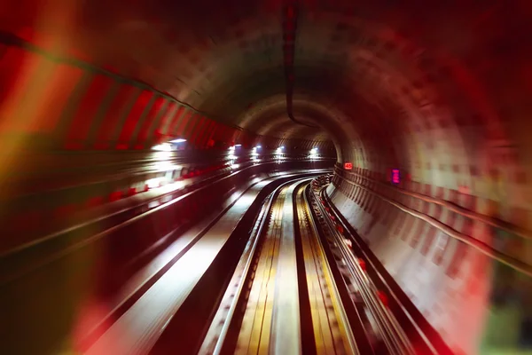 Túnel ferroviario subterráneo en desenfoque movimiento —  Fotos de Stock