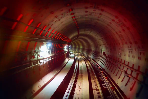 Podzemní železniční tunel s barevnými světly — Stock fotografie