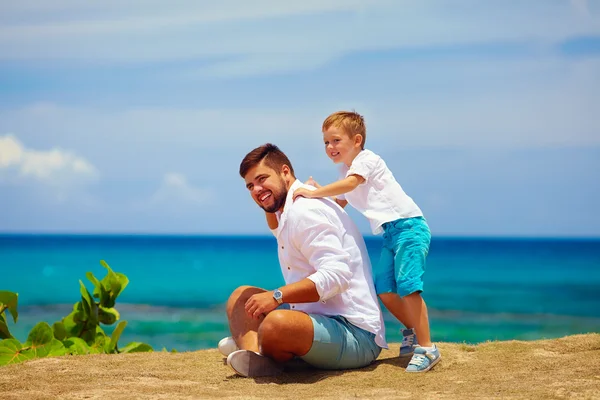 Alegre padre e hijo divirtiéndose durante las vacaciones de verano — Foto de Stock