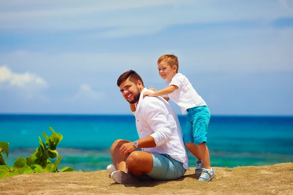 Alegre pai e filho se divertindo durante as férias de verão — Fotografia de Stock