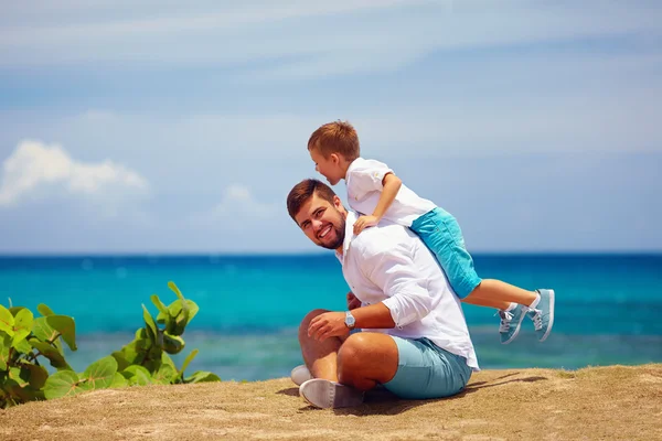 Alegre pai e filho se divertindo durante as férias de verão — Fotografia de Stock