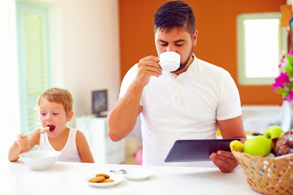 Far och son att ha frukost på morgonen på hem kök — Stockfoto