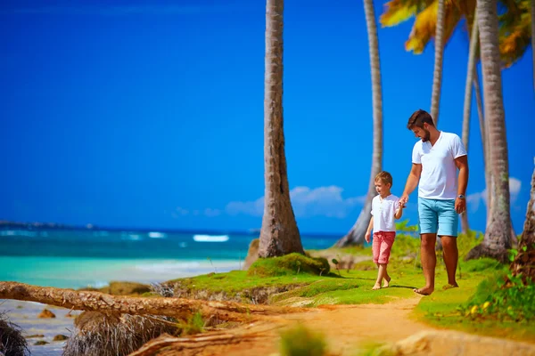 Feliz pai e filho caminhando na ilha paradisíaca — Fotografia de Stock