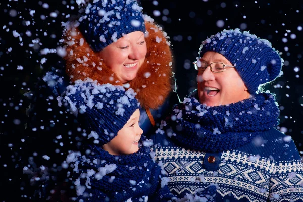 Souriant grand-parent et petit-fils s'amuser sous la neige — Photo