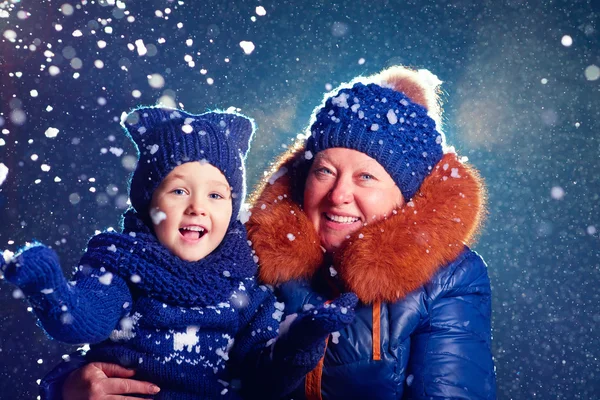 Heureux petit-enfant et grand-mère s'amuser sous la neige — Photo