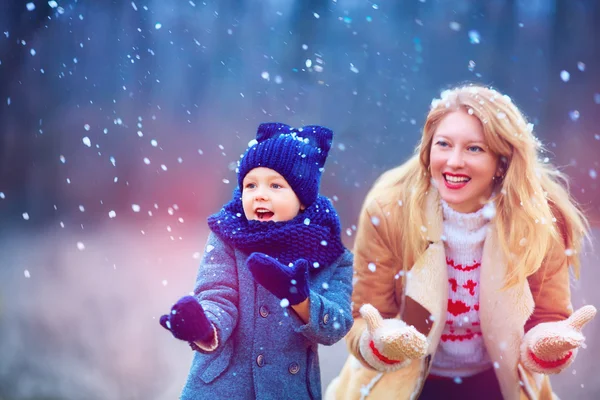 Lycklig mor och son att ha roligt under vinter snö — Stockfoto