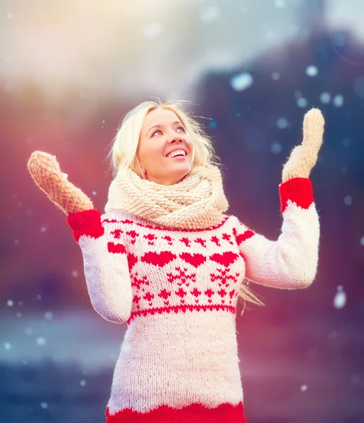 Portret pięknej dziewczyny, ciesząc się zima śnieg — Zdjęcie stockowe