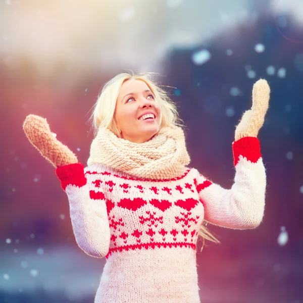 겨울 눈을 즐기는 아름 다운 여자의 초상화 — 스톡 사진
