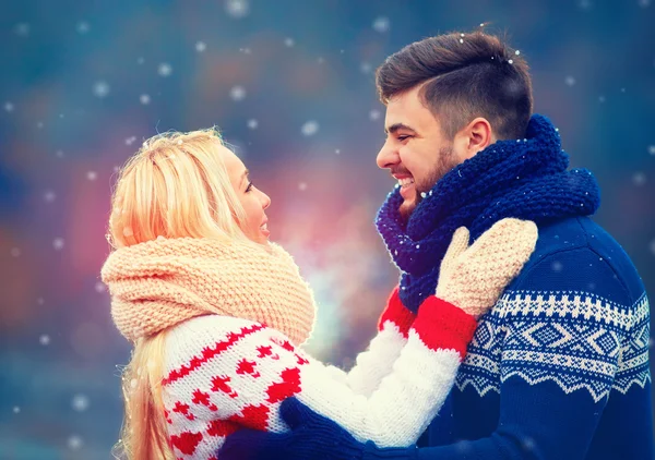 Couple heureux amoureux en hiver — Photo