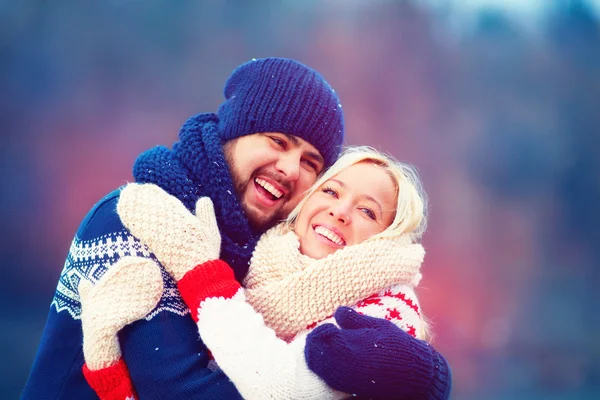 Casal feliz se divertindo durante as férias de inverno — Fotografia de Stock