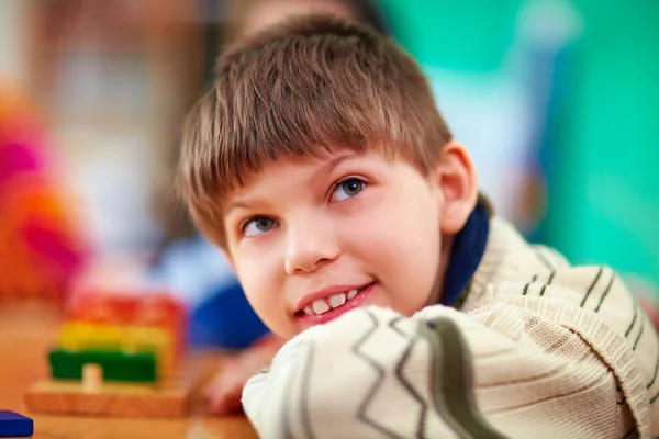 Portret młodego chłopca uśmiechający się, dziecko niepełnosprawne — Zdjęcie stockowe