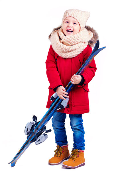 счастливый взволнованный мальчик с лыжным снаряжением
