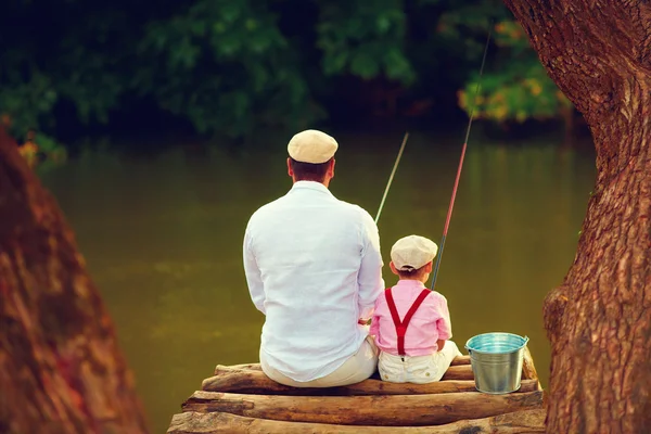 Lindo padre e hijo pesca juntos entre hermosa naturaleza prístina —  Fotos de Stock