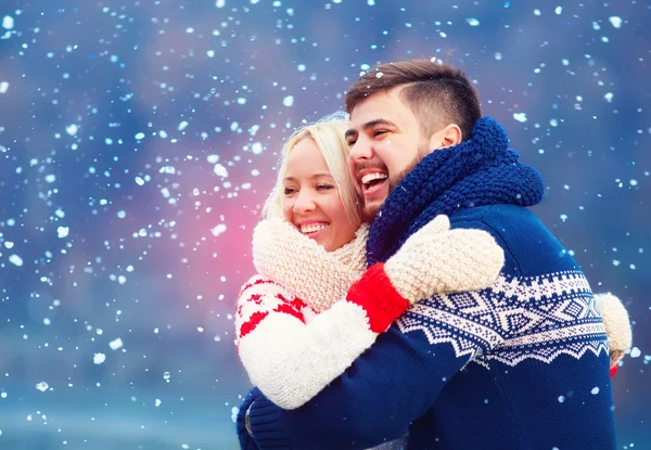 Casal feliz se divertindo durante as férias de inverno — Fotografia de Stock