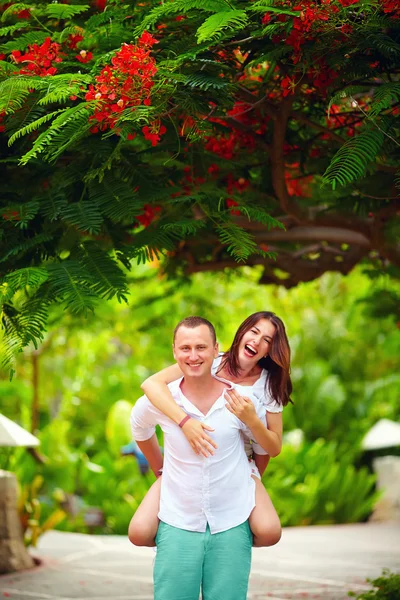 Couple heureux s'amuser dans le parc en fleurs — Photo
