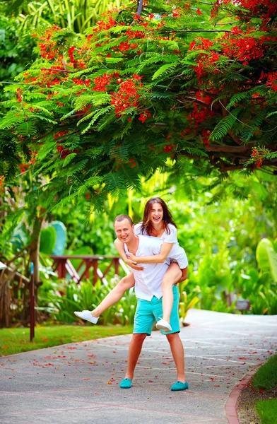 Lyckliga paret ha kul i blommande park — Stockfoto