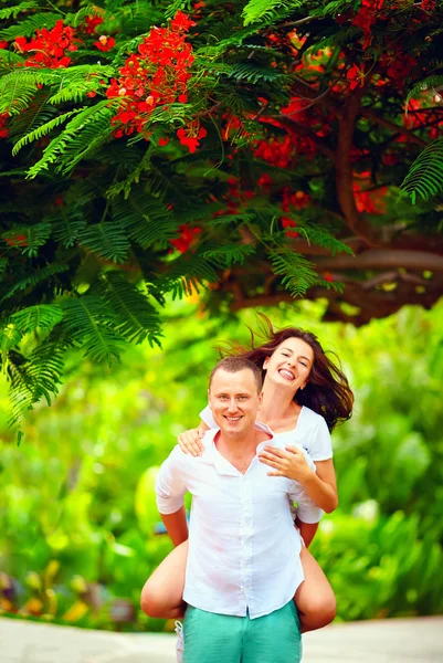 Casal feliz no amor se divertindo no jardim da primavera — Fotografia de Stock