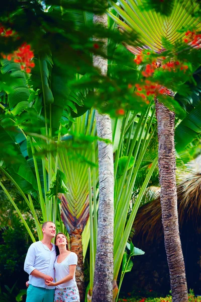若いカップルは、熱帯の自然を楽しむ — ストック写真