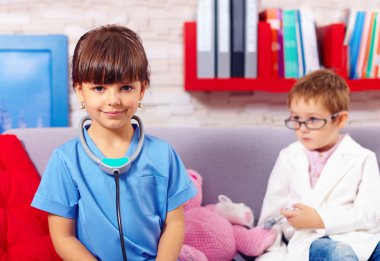 Doktorlar oyuncaklarla oynayan sevimli çocuklar