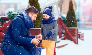 Kış şehirde alışveriş üzerinde mutlu aile