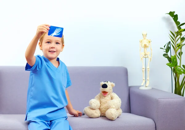 Lindo niño jugando un médico en la oficina — Foto de Stock