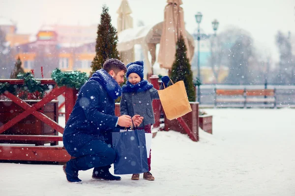 Famiglia felice per lo shopping nella città invernale — Foto Stock