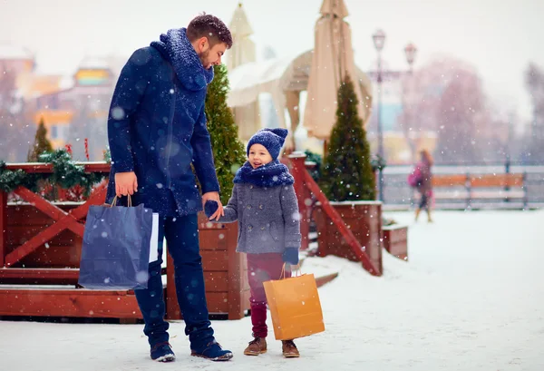 Šťastná rodina na nakupování v zimě city — Stock fotografie