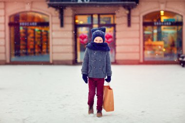 kış sezonunda alışveriş üzerinde şirin çocuk