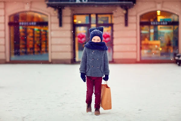 Cute kid on shopping in winter season — Stock Photo, Image