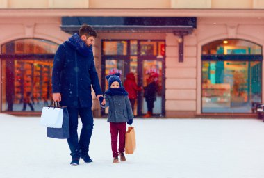 Baba ve oğul kış tatil sezonu şehirde alışveriş üzerinde