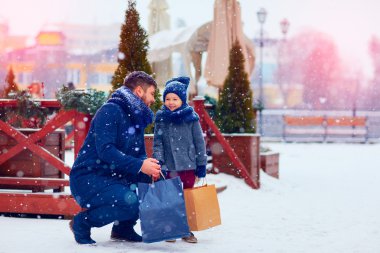 Baba ve oğul hediyeler satın alma üzerinde kış tatil sezonu, şehirde, alışveriş