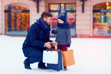 Baba ve oğul hediyeler satın alma üzerinde kış tatil sezonu, şehirde, alışveriş