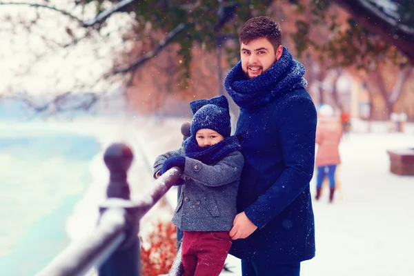 Ritratto di padre e figlio felice in passeggiata invernale in città — Foto Stock