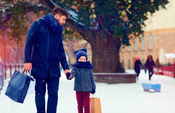 Père et fils marchant sur les achats d'hiver — Photo