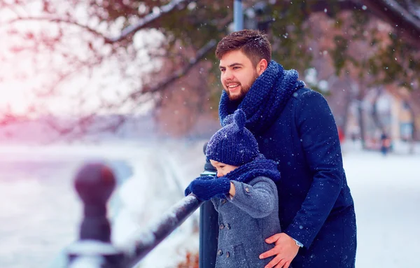 Portret szczęśliwy ojciec i syn na zimowy spacer w mieście — Zdjęcie stockowe