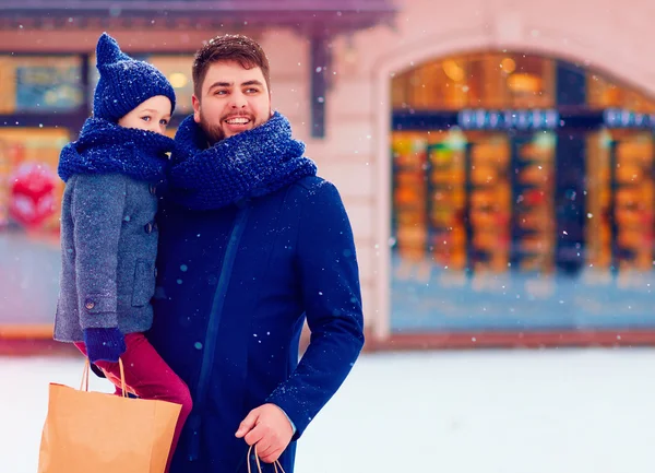 Baba ve oğul şehirde alışveriş kış tatil hediyeler satın alma — Stok fotoğraf