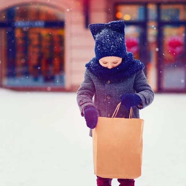 Criança na moda, rapaz em compras na estação de inverno — Fotografia de Stock