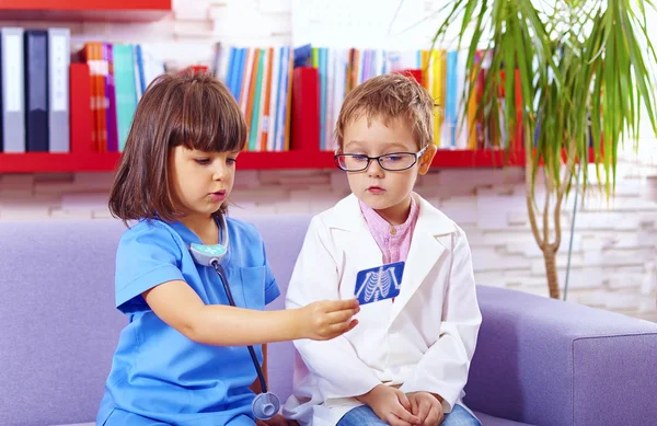 Söta barn spelar läkare i office — Stockfoto