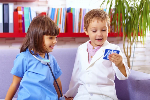 Söta barn spelar läkare i office — Stockfoto