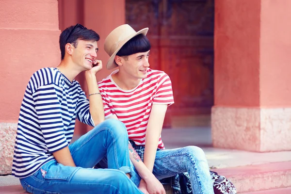 Feliz jovem casal masculino sentado nas escadas — Fotografia de Stock