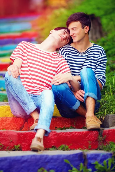 Mladý muž pár na schodech rainbow — Stock fotografie