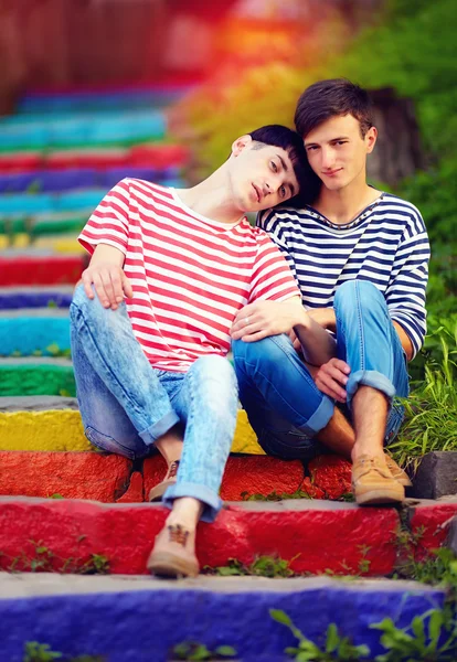 Retrato de jovem casal masculino em escadas arco-íris — Fotografia de Stock