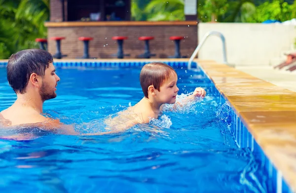 वडील आणि मुलगा उन्हाळ्यात सुट्टीत पूलमध्ये पोहणे — स्टॉक फोटो, इमेज
