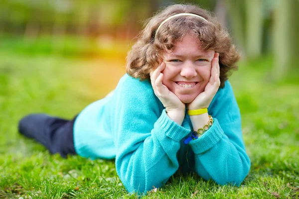 Donna felice con disabilità divertendosi nel parco primavera — Foto Stock